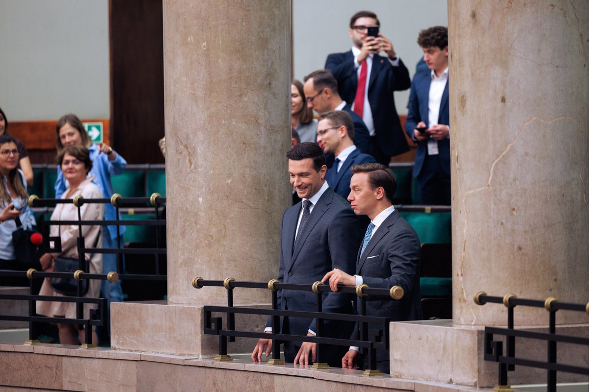 J_Bardella's tweet photo. 🇵🇱 Visite de Diète de la République de Pologne, chambre basse du Parlement polonais, en compagnie de son vice-président @krzysztofbosak.

Ayant souffert du joug soviétique, la Pologne est très attachée à sa souveraineté nationale et à sa liberté de grande démocratie européenne. https://t.co/SHdTOjoNVN