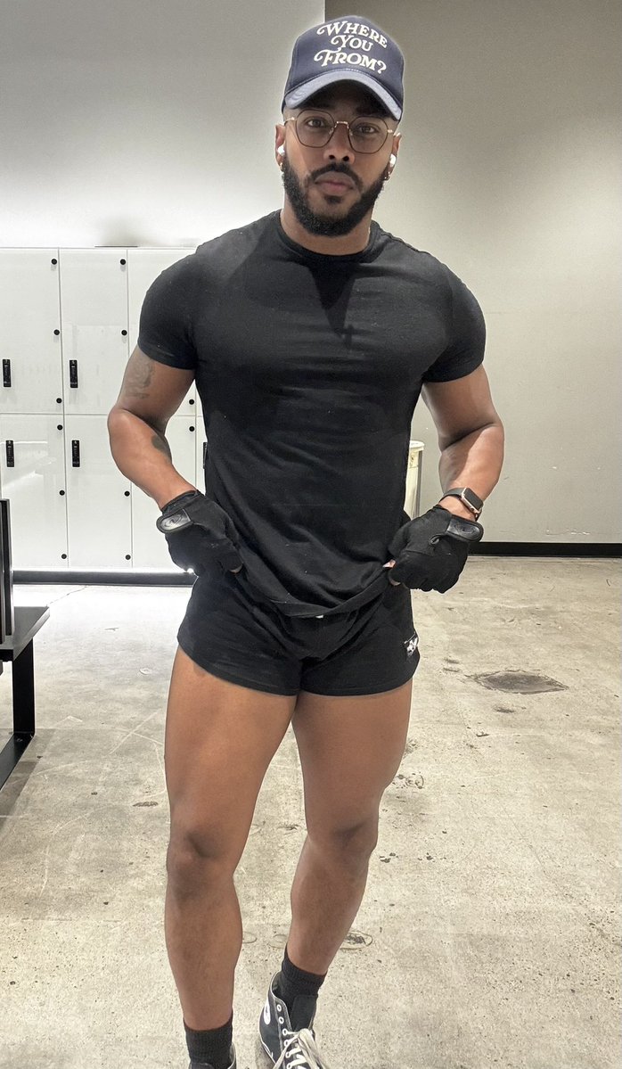 MusiqCityWalls's tweet photo. Leg Day. https://t.co/dOtfb39ssj