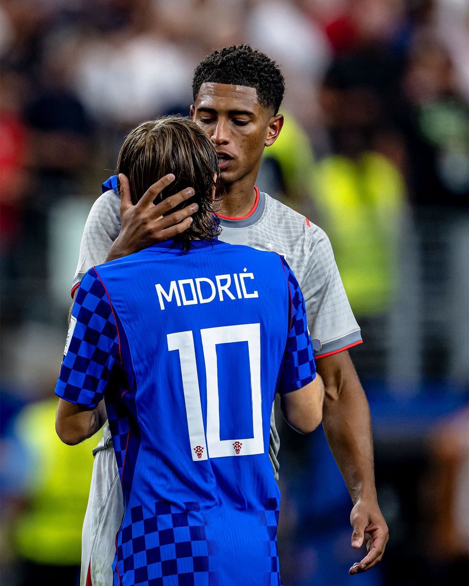 Ashokkumarraj95's tweet photo. 🫂👕 A heartfelt tribute from one of football's brightest stars to a true midfield legend. 🌟🤍 Respect recognizes greatness. 🙌⚽
#JudeBellingham #LukaModric #Modric #Respect #Football #RealMadrid #GOAT #MidfieldMaster #Legend #Soccer #WorldClass #FootballFamily 🫶⚽ https://t.co/fv9MyJol5v