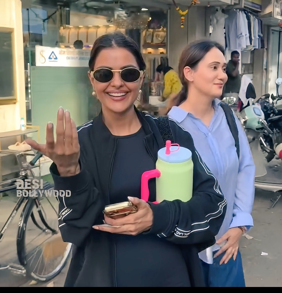 kashish271097's tweet photo. Meri Mannat tum, meri jannat tum,, Meri har Dua mein shamil tum.. 💜🤞🧿 Stay happy &amp; stay healthy pari..we simply love you just d way u are 🫶
Sending loads of love and good wishes your way ✨❤️ #PriyankaChaharChoudhary #DusJuneKiiRaat #PrayftPriyanka https://t.co/QwFdGTmYYg