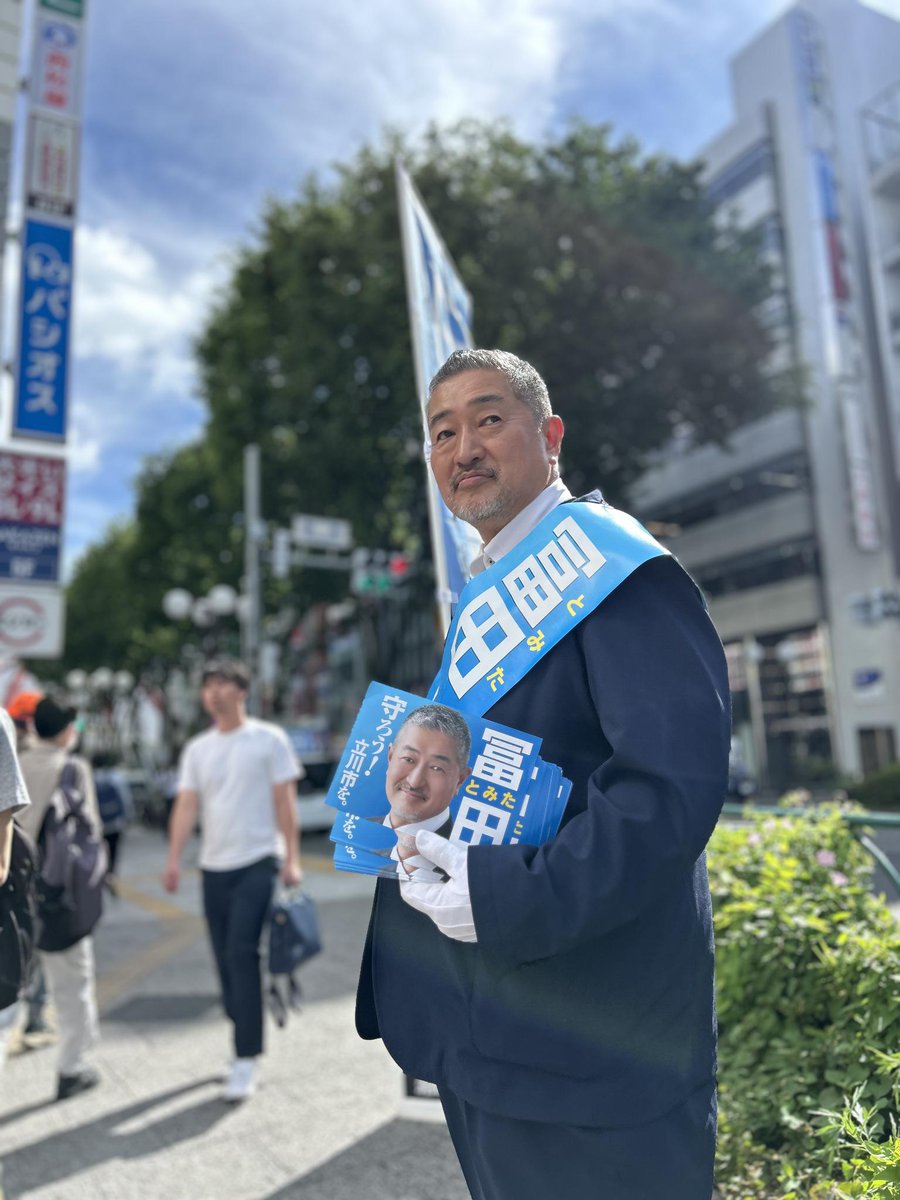 itaru1964's tweet photo. 6月18日（木）選挙戦5日め 
曙橋交差点 フロム中武「銀だこ」前に移動する頃には、強い日差しが差し込み気温上昇。お手振り、ビラ配布から選挙カーのスピーカーを使っての街宣も実施。
#立川市議選 
#冨田いたる https://t.co/fhIacybSXh
