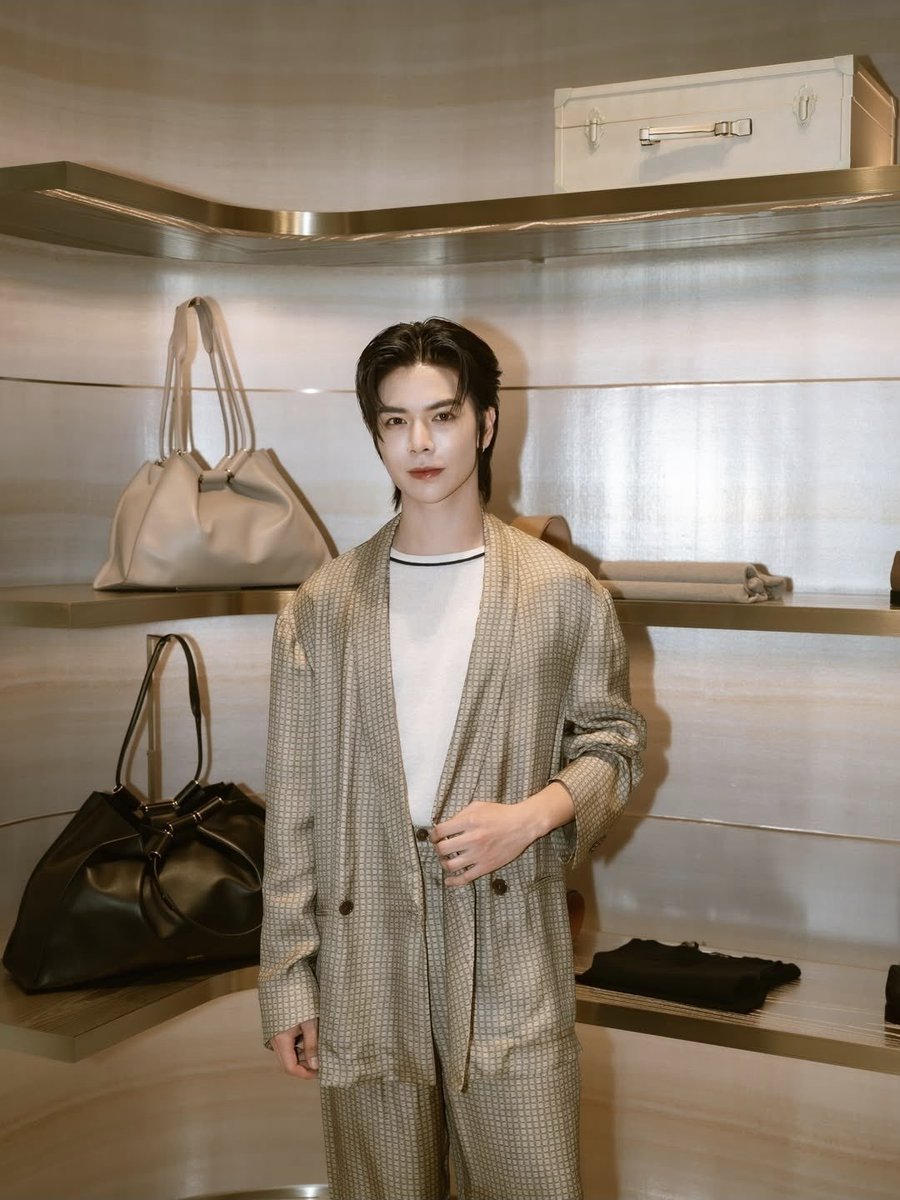 Andrea12051578's tweet photo. Elegance and luxury ✨️

#ArmaniPrive
#ArmaniFragrance
#ScentAndStyle

BABE AT GIORGIO ARMANI  
#GIORGIOARMANIxBABE 
#babiibabe https://t.co/tTv7Flvkmw