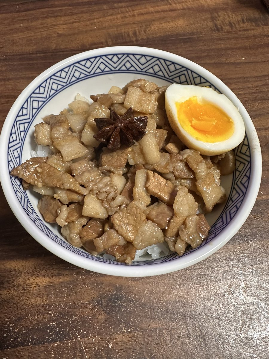MusicmanM's tweet photo. ルーロー飯を食べました
午前0時17分…
我が家は五香粉の香りに包まれてます https://t.co/B9HK3oNZBr