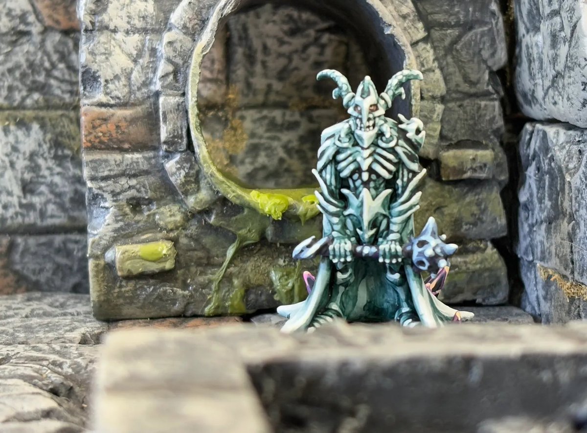 lostcoofficial's tweet photo. Truly something horrifying! Our terrifying Praxus Overlord: Alien Death Gods, spotted in the dungeon!  Roll your dice and prepare your weapons, play alongside us at  
https://t.co/iIQ6D0Hygi 

#horror #dnd #dndpaints #miniature #warhammer40k https://t.co/UqPrtTsFp1