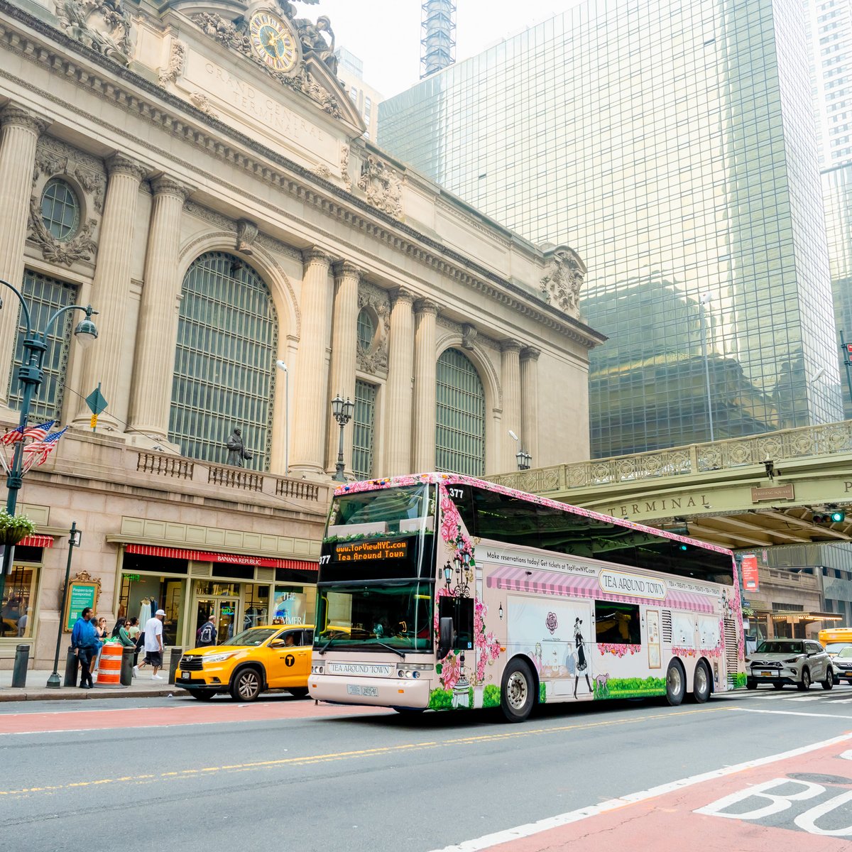teaaroundtown's tweet photo. Passing one of New York's most iconic landmarks while enjoying afternoon tea? That's our kind of commute 🩷🏙️ https://t.co/ITxZk7S8xs