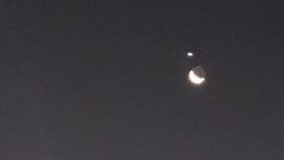 RibsWalker's tweet photo. Tentei tirar uma foto da Lua e Vênus e percebi que minha câmera é xoxa capenga manca anêmica frágil e inconsistente! https://t.co/uYti6gTs6z