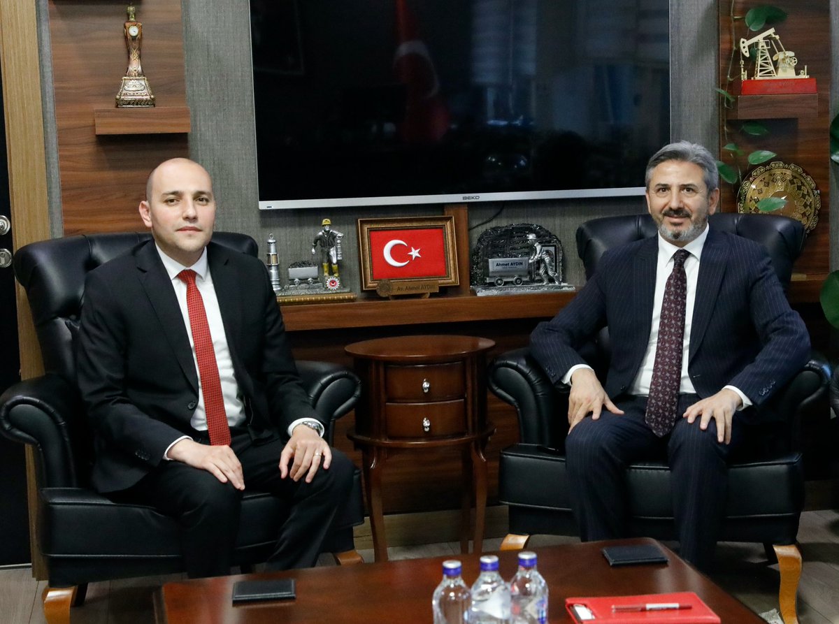 AhmetAYDIN_02's tweet photo. Adıyaman Üniversitesi Rektörü Prof. Dr. Mehmet Keleş, Eynesil Kaymakamı Sn. Erkut Pamuk ve Muş Önceki Dönem Belediye Başkanı Sn. Feyat Asya ile Bakanlığımızda bir araya geldik.

Eğitimden yerel yönetimlere, kamu hizmetlerinden bölgesel kalkınmaya kadar birçok konuda değerlendirmelerde bulunarak karşılıklı istişare gerçekleştirdik.