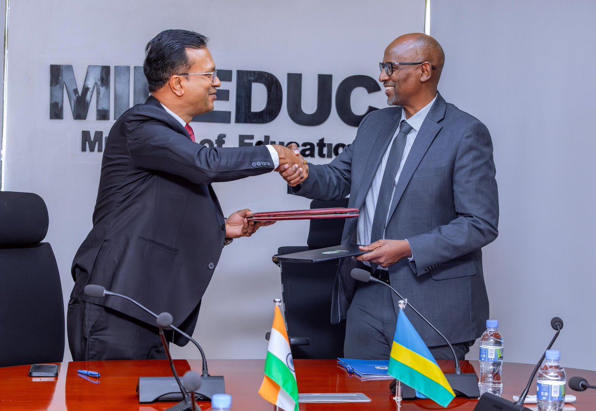 Imvaho_Nshya's tweet photo. 🚨𝐀𝐌𝐀𝐊𝐔𝐑𝐔 𝐀𝐆𝐄𝐙𝐖𝐄𝐇𝐎🚨

U Rwanda n'u Buhinde byasinyanye amasezerano y'imikoranire agamije kubaka ibindi byumba by'amashuri mu Karere ka Rubavu.

Ni amasezerano yashyizweho umukono kuri uyu wa Kane tariki ya 18 Kamena, hagati ya Minisitiri w'Uburezi mu Rwanda, Joseph Nsengimana na Ambasaderi w'u Buhinde mu Rwanda, Mridu Pawan Das.