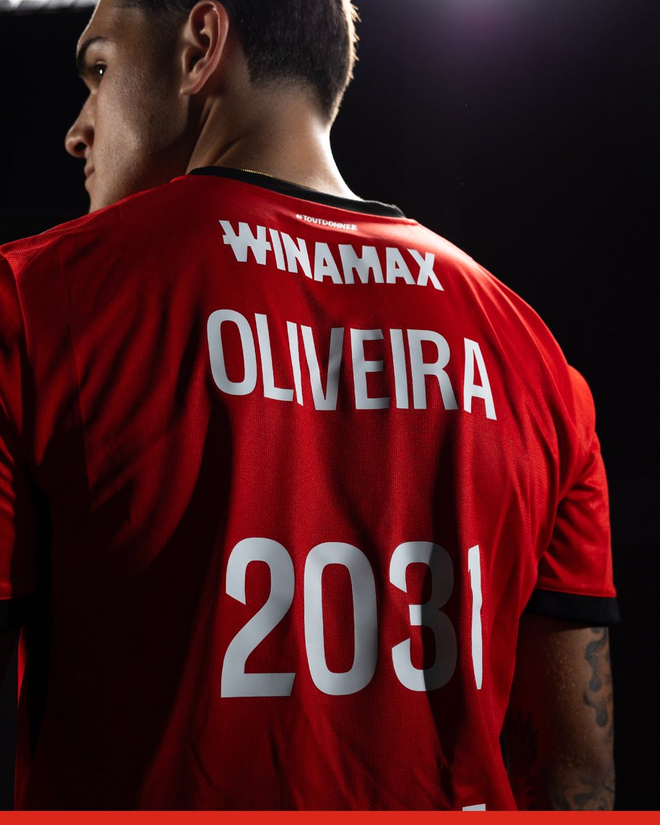staderennais's tweet photo. 𝗚𝗼𝗻𝗰̧𝗮𝗹𝗼 𝗢𝗹𝗶𝘃𝗲𝗶𝗿𝗮, 𝗹𝗮 𝗰𝗮𝗿𝘁𝗲 𝗰𝗼𝗺𝗯𝗮𝘁 🇵🇹 

Promesse du football lisboète, le défenseur de 19 ans rejoint la capitale bretonne en provenance du Benfica. 𝘉𝘪𝘦𝘯𝘷𝘦𝘯𝘶𝘦 𝘎𝘰𝘯𝘤̧𝘢𝘭𝘰.

Une arrivée validée par @hellowork.