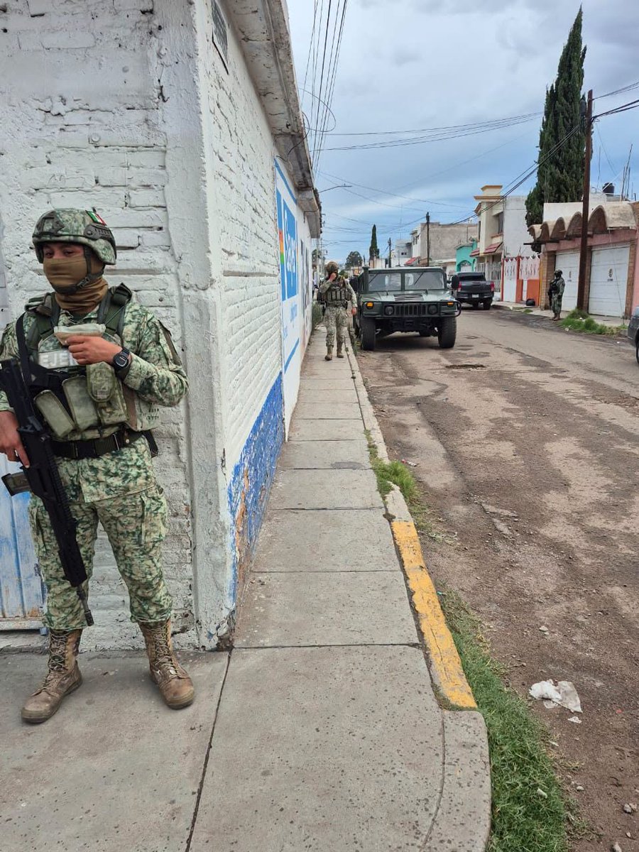 HRS4NTOS's tweet photo. RAJALAS COMPADRE!! ATORAN UNA BARRETT Y AM3TR4LL4DORAS EN OPERATIVO MILITAR EN DURANGO. Les decomisan los fierros: 4rm4s, mun1cion3s y equipo táctico en acción federal.
#EjercitoMexicano #OperativoMilitar @Defensamx1 @ComandanteFAM @GN_MEXICO_  #Perrazos #Murcielagos #Blindados https://t.co/PbPS8pEGp3