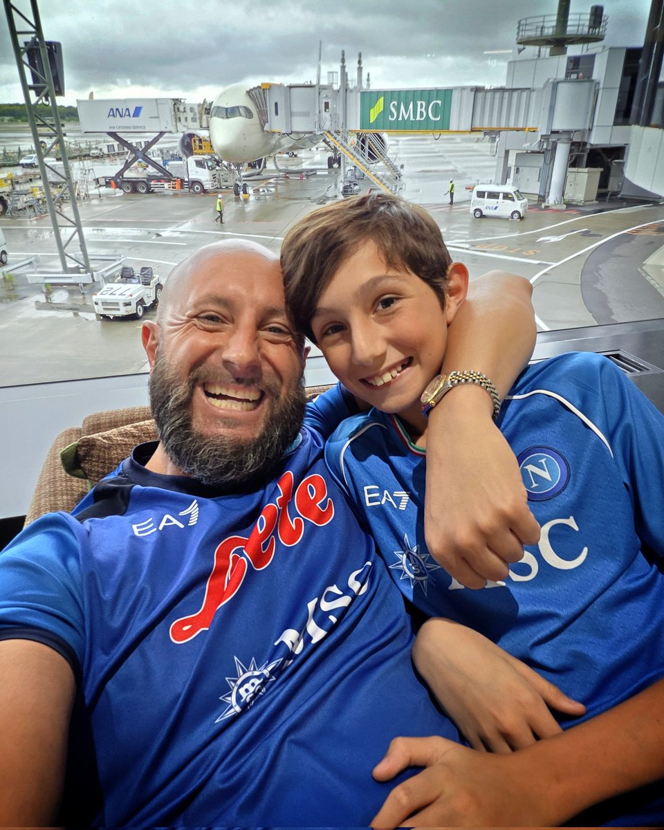 marfeluca's tweet photo. Abbiamo vissuto.
Abbiamo volato, abbiamo esplorato, abbiamo camminato come mille e più maratone, ci siamo stancati, e abbiamo sorriso.
Abbiamo mangiato, abbiamo scoperto, abbiamo avuto entrambi la sensazione di camminare dentro a un nuovo mondo, quasi dentro a un altro universo.
Siamo stati i rispettivi Eroi di noi stessi: tu che puntualmente mi spieghi la vita, tu che mi hai fatto riscoprire un Paese che pensavo di aver conosciuto.
E magari io, io che ho avuto il coraggio quasi sfacciato di portarti come sempre con me, stavolta, però, dall'altra parte del mondo.
Conoscerai la cattiveria, l'invidia, e la falsità.
Ma mi prometterai ogni giorno che ogni giorno non perderai mai la tua bontà, la tua generosità, e la tua verità.
Il sorriso di luce che hai.
Questi siamo io e te, distrutti e un po' improbabili, ma felici, felicissimi.
Questa è una sorta di prima "lettera al futuro" del tuo papà.
Grazie, in realtà, per avermi portato tu, con te.
🇯🇵🩵🇯🇵
📍 #Tokyo #Giappone #Day15
#LucaMarfé #LAERTE #VITA #GRAZIE