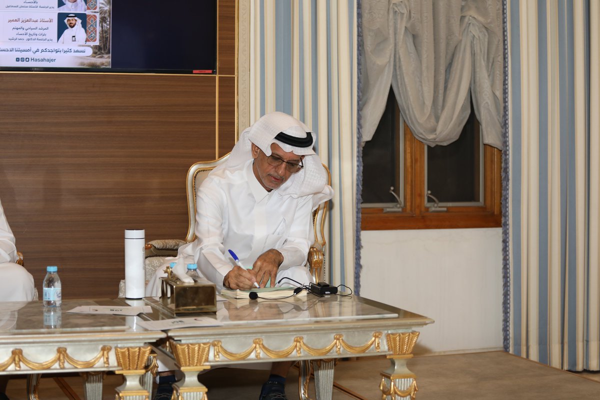 hasahajer's tweet photo. جانب من الندوة الحرفية الأحسائية بيدي اصنع حرفتي ( للأستاذ علي السلطان ) ركزت على المهن الحرفية وتوثيقها وتمكينها وما تمثله من عمق تاريخي وتراثي يمثل الهوية الثقافية السعودية . 

#الأحساء 
#هجر https://t.co/hvFjPeVOzF