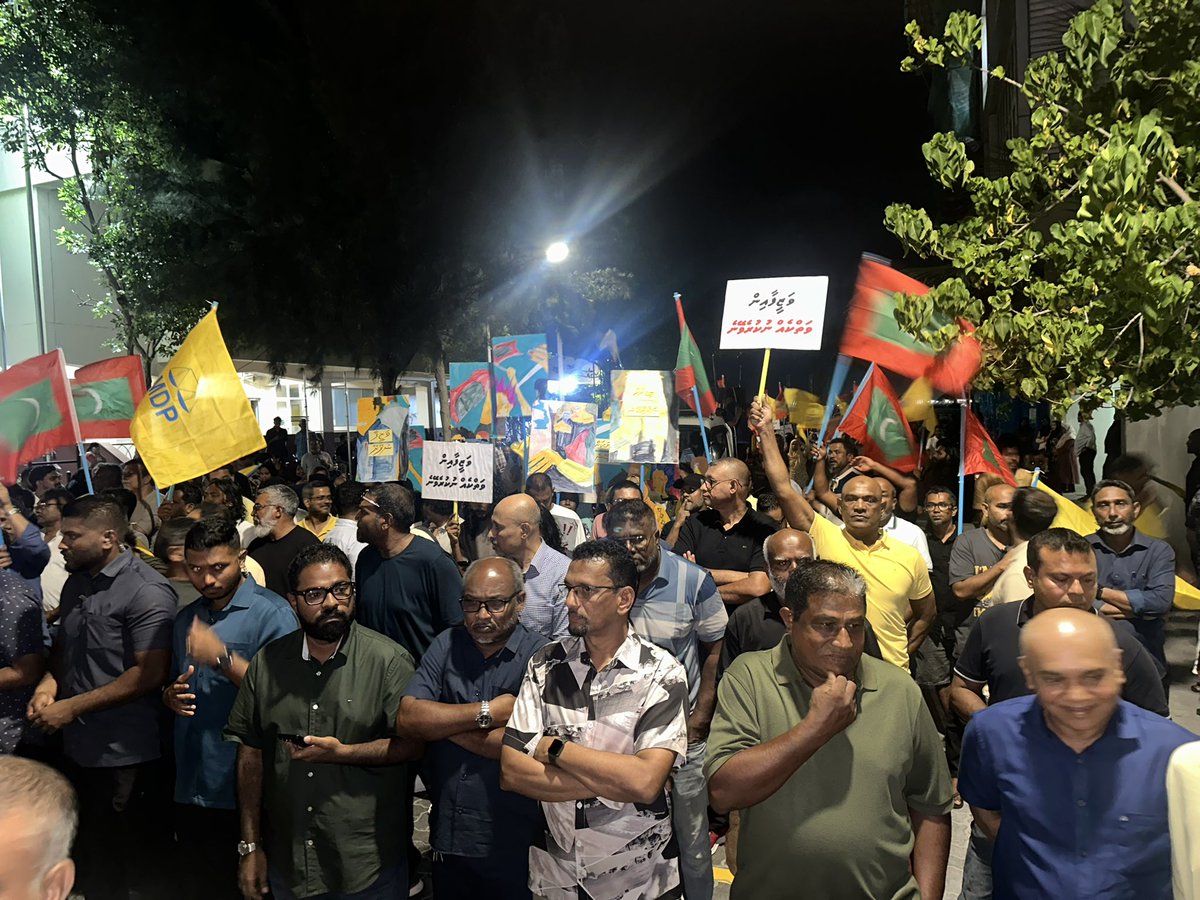 mrsays_'s tweet photo. އެމްޑީޕީއިން ބާއްވާ  "ވަޒީފާ ބުރާސްފަތި" އިހުތިޖާޖުގެ ރަސްފަންނުން ފެށުމަށް ތައްޔާރުވަނީ. https://t.co/s1pZHQNdos