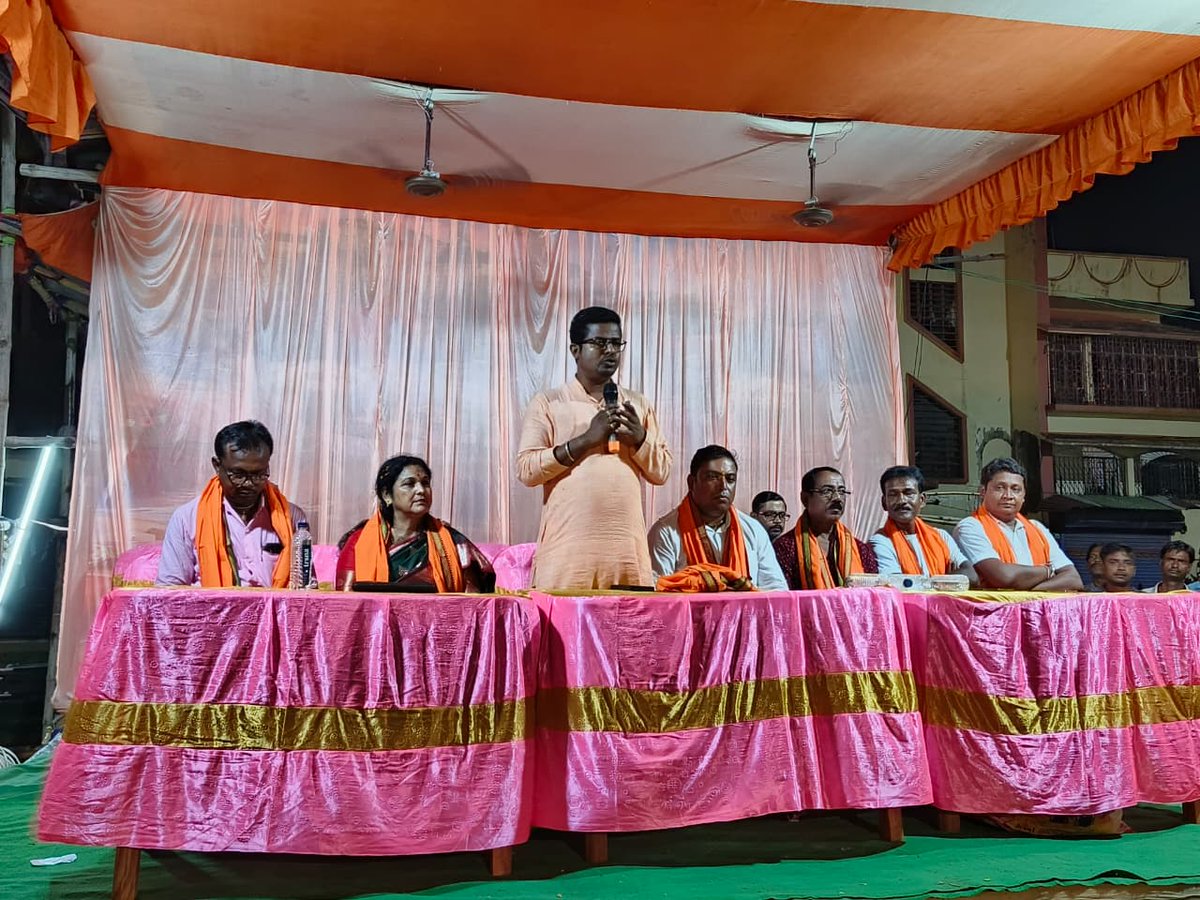 RajputSoumyajit's tweet photo. সাঁইথিয়া পৌরসভার ৬ নং ওয়ার্ডে আয়োজিত সুভাষ মেলার শুভ উদ্বোধন করলেন বিজেপি বীরভূম জেলা সভাপতি মাননীয় উদয় শংকর ব্যানার্জি মহাশয়।
@UDAYBANERJEE237
#সাঁইথিয়া #মেলা_উদ্বোধন #বিজেপি_বীরভূম #উদয়_শংকর_ব্যানার্জি 
#followerseveryone #digitalyoddha #bjp4birbhum #PartyWithDifference https://t.co/PDmCuOS7EY