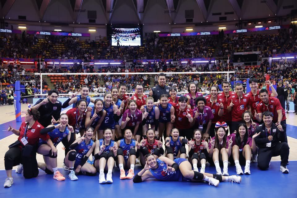 Skyboyz15's tweet photo. 📸"นี่คือภาพที่สวยที่สุด... ภาพที่พวกเราได้เห็นรอยยิ้มของสาวไทยอีกครั้ง" 🥰✨ 
"เพราะรอยยิ้มและเสียงเชียร์... คือพลังที่ทำให้เรากลับมา" 🇹🇭 ปลดล็อกได้สำเร็จ! ดุดันแต่เต็มไปด้วยความสุข โมเมนต์ที่ทุกคนรอคอย กับโมเมนต์สุดประทับใจ ในอินดอร์ สเตเดียม หัวหมาก แทบแตก
🏐 แมตช์ต่อไปใส่สุดต่อ ในวันเสาร์ที่ 20 มิ.ย. 69 เวลา 20.30 น. ทีมชาติไทย พบกับ แคนาดา ✌🏻🇹🇭
#วอลเลย์บอลหญิง #VNL2026