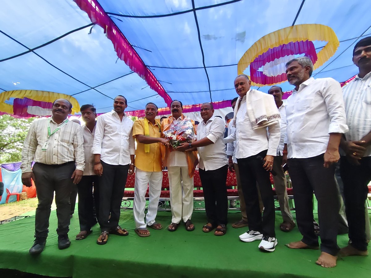 TataraoKona's tweet photo. ఈరోజు ఉదయం సుమారు రూ.40 లక్షల డీసీసీబీ నిధులతో మాడుగుల నియోజకవర్గంలోని యం.అలమండ సహకార సంఘం నూతన భవన నిర్మాణానికి మాడుగుల నియోజకవర్గ శాసనసభ్యులు శ్రీ బండారు సత్యనారాయణ మూర్తి @BandaruSNM గారు మరియు డీసీసీబీ విశాఖపట్నం చైర్మన్ శ్రీ కోన తాతారావు గారు శంకుస్థాపన చేశారు.

ఆలమండ PACS చైర్మన్ శ్రీ గొర్లె గోవింద గారి ఆధ్వర్యంలో జరిగింది. ఈ కార్యక్రమంలో స్థానిక ప్రజాప్రతినిధులు, సహకార సంఘ ప్రతినిధులు మరియు బ్యాంక్ అధికారులు పాల్గొన్నారు.

@ncbn @PawanKalyan @mnadendla
@JanaSenaParty @JaiTDP @BJP4Andhra