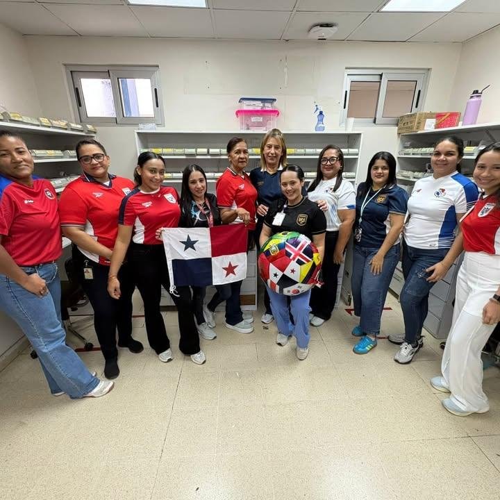 cnalfarmpty's tweet photo. ¡El Hospital Gustavo Nelson Collado también se viste de Mundial! ⚽

La emoción del Mundial 2026 se vive en cada rincón del país, y el equipo de Farmacia del Hospital Gustavo Nelson Collado se une con orgullo a esta gran celebración, apoyando a nuestra Selección Nacional. https://t.co/biI5XBVruR