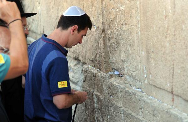 VividProwess's tweet photo. Did you know that Messi has visited Israel four times?

Argentine football legend Lionel Messi has visited the Jewish state four times.

He visited once in 2013, once in 2019, and twice in 2022.

Here he is visiting the Western Wall in Jerusalem. https://t.co/3OWdjGjJBR