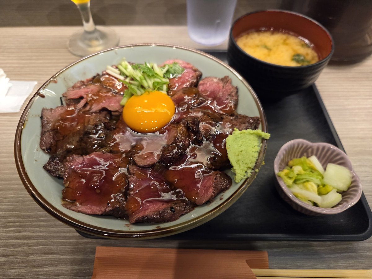 GATAP1500's tweet photo. 経費で食べる能登牛ステーキ丼とビールは最高さぁ〜😆 https://t.co/Ph6OKe6wEL