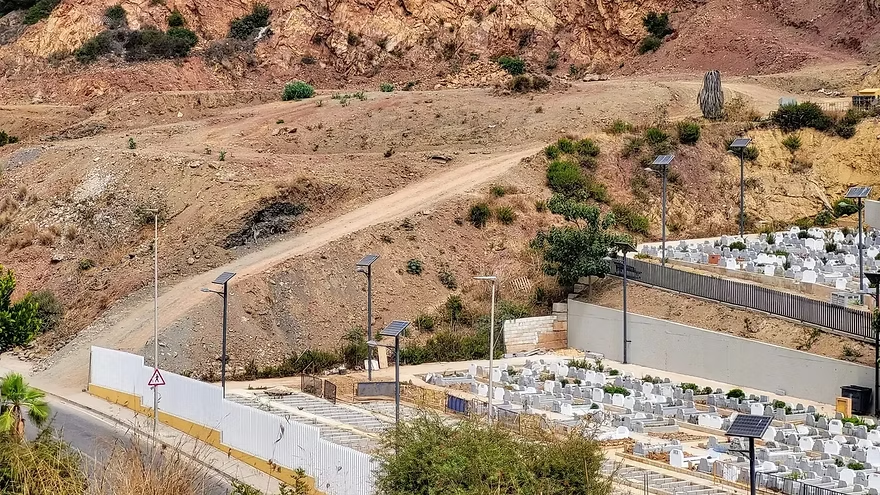 MDyC_CEUTA's tweet photo. 📢Desde el @MDyC_CEUTA  vamos a interpelar en la próxima sesión de control por la falta de espacio en el #cementerio de Sidi Embarek 

La gestión del Ejecutivo local no puede basarse en decretos de emergencia ‼️

https://t.co/RAtN356GHR https://t.co/blsEWElJpR