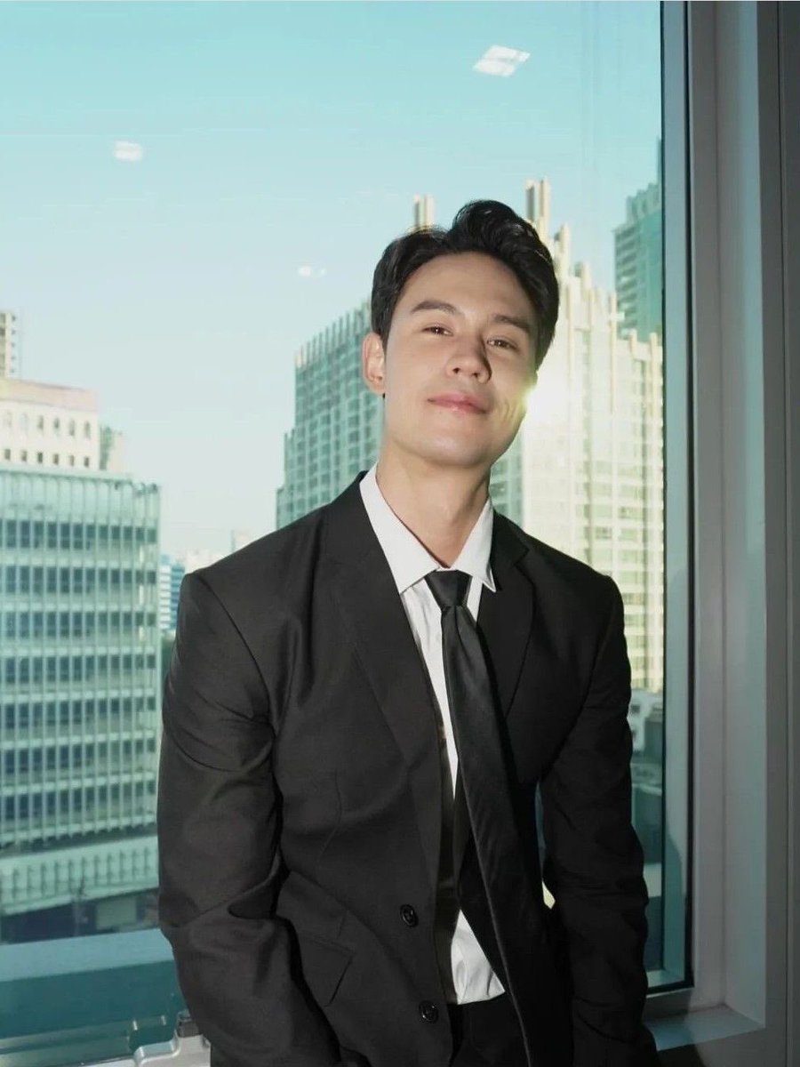 iadorepp's tweet photo. คุณภาสน้องสองที่ตรงใจกุมากที่สุด พี่แมนคือเหมาะกะบทพวก ceo รวยๆอยู่ละ หน้าหล่อมีคาริสม่า กะภุวิน สูง หล่อ เรียบร้อย ใจดีแต่ไม่ได้ออกสาว ดูเปนคนที่แอร์ต้องถามว่าพี่ไม่ชอบผญจิงๆหรอคะ งือๆๆๆ ภุวินหลังพวงมาลัยคือฉากที่น้องสองขับรถให้พี่ภาสนั่งตอนกลับจากเยี่ยมพ่ออะ งือๆๆๆ https://t.co/OkrRTxBYAH