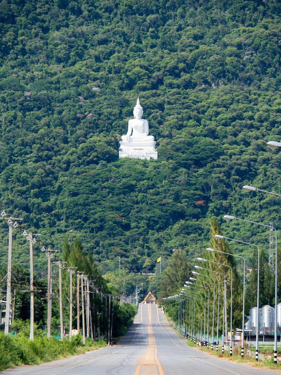 UncleJourney's tweet photo. วัดพระขาว ปากช่อง..  ปักหมุดตามรีวิว
เห็นรูปในโซเซียล บอกตัวเองว่าต้องไปสักการะสักครั้ง  มองด้วยตาสวยกว่าในรูป ทั้งองค์พระขาว เทิอกเขา วิวถนนทางตรง https://t.co/qInce3Rr3K