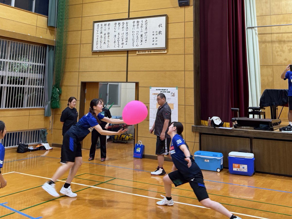 springsofficia1's tweet photo. 【地域イベント参加】

麓地区スポーツ教室に #中島咲愛 選手、#高橋葵 選手が参加をし、地域の皆さまとふらばーるボールバレーとモルックを楽しみました✨

麓地区の皆さまありがとうございました💙

#鳥栖 #SVリーグ #佐賀 https://t.co/utXbIeaqo5