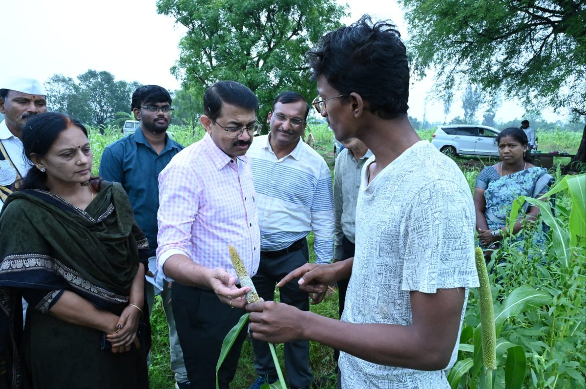 cdmvzm's tweet photo. కోరుకొండ గ్రామంలో ఆదర్శ రైతు గిరీష్ పొలాన్ని సందర్శించిన కలెక్టర్, 22 ఎకరాల్లో సాగుచేస్తున్న నవధాన్యాల పంటతో పాటు ఫార్మ్ పాండ్‌ను పరిశీలించారు. సేంద్రీయ వ్యవసాయం, ఉద్యాన పంటల సాగుతో జిల్లాకు ఆదర్శంగా నిలవాలని రైతును అభినందిస్తూ, ప్రభుత్వ సహకారం పూర్తిగా అందిస్తామని హామీ ఇచ్చారు. https://t.co/WqCOweBQ43