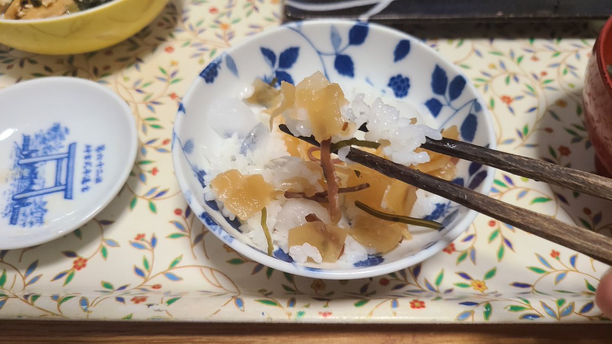 Lunch_Time_1200's tweet photo. 塩鮭に続いてお漬物であるいか大根と一緒に食べるとスルメイカの旨味をたっぷりと含んだイカのパリパリとした食感に加えほんのりとした甘みが口の中に

ごはんと一緒に口のなかに流し込むように運ぶと旨味を堪能しながらも徐々に広がる冷たい水分で後味が洗い流され
同時に感じなかった甘みも感じる https://t.co/6BmRyb1LXY
