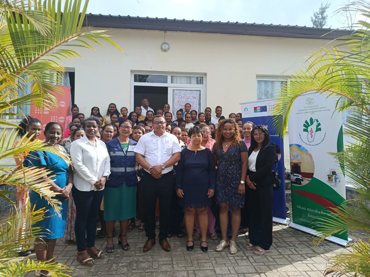 UNFPAMadagascar's tweet photo. 𝗘𝗳𝗳𝗼𝗿𝘁𝘀 𝘁𝗼 𝘀𝘁𝗿𝗲𝗻𝗴𝘁𝗵𝗲𝗻 𝗺𝗮𝘁𝗲𝗿𝗻𝗮𝗹 𝗵𝗲𝗮𝗹𝘁𝗵 𝗶𝗻 𝗔𝗻𝗼𝘀𝘆 🇲🇬 𝗰𝗼𝗻𝘁𝗶𝗻𝘂𝗲!
6️⃣0️⃣ newly trained midwives are joining health teams across Anosy Reg. to strengthen the prevention & management of postpartum hemorrhage (PPH)
#MaternalHealth #EMOTIVE https://t.co/w6B5OyUWCQ