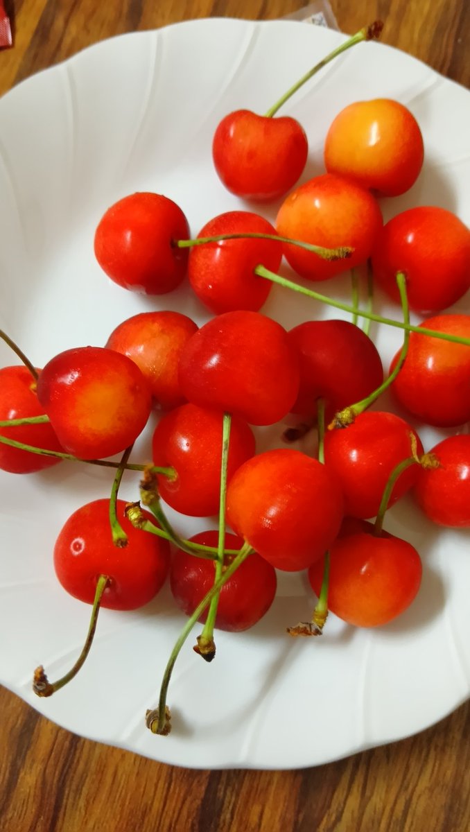 macyako's tweet photo. さくらんぼって美味しいよね🍒 https://t.co/L4KJYdcVRd