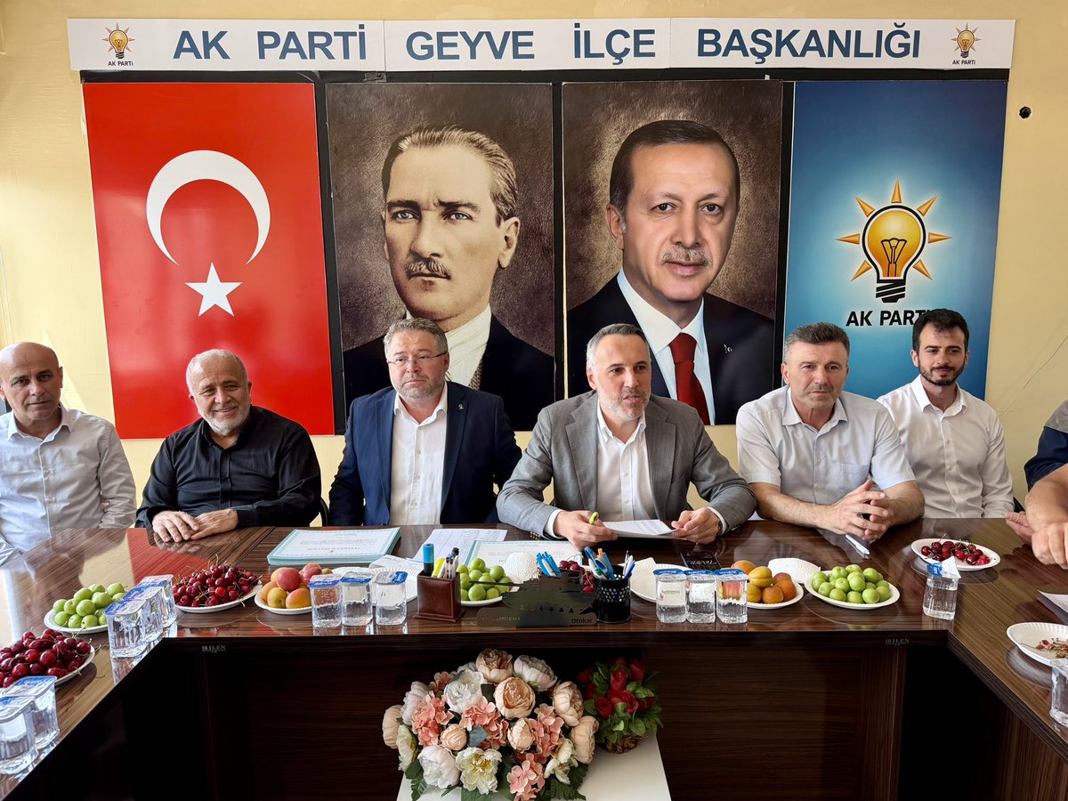 yunustever's tweet photo. Bugün, Geyve’de Mahalle Başkanları Toplantımızı gerçekleştirerek, teşkilatımızın sahadaki çalışmalarını ve mahalle ölçeğinde yürütülen faaliyetleri değerlendirdik.

Geyve İlçe Başkanımız Hasan Çetinkaya, İl Başkan Yardımcımız Özcan Özen, İl Yönetim Kurulu Üyelerimiz Abdullah Özdemir, Enes Serdar, Kadın Kolları Başkanımız Aynur Gökdemir ve teşkilatımızla birlikte çalışmalarımızı konuştuk.

Milletimizle kurduğumuz gönül bağının en güçlü halkalarından biri olan Mahalle Başkanlarımızla; Geyve’deki saha notlarını, beklentileri ve önümüzdeki döneme dair başlıkları istişare ettik.

Hizmetlerimizi daha etkin kılmak adına çalışmalarımızı sahada ve mahallerimizde sürdürmeye devam edeceğiz. 

Misafirperverlikleri ve samimi sohbetleri için Geyve teşkilatımıza teşekkür ediyor, toplantımızın hayırlara vesile olmasını diliyorum. #DaimaMilletle 
#SakaryaİçinSevdamızBir