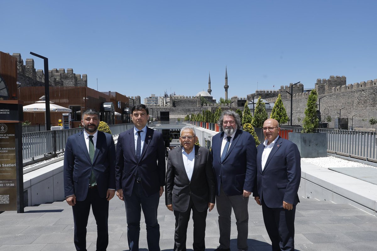 baskanmemduhbyk's tweet photo. Bir dizi çalışma kapsamında şehrimizde bulunan Yeni Birlik Genel Yayın Yönetmeni ve Magazin Gazetecileri Derneği Başkanı Okan Sarıkaya, Milliyet Gazetesi Köşe Yazarı Eren Aka ile Posta Gazetesi Sorumlu Yazı İşleri Müdürü, köşe yazarı Mustafa Bakacak ve Hunat TV Genel Yayın Yönetmeni Kürşat Açıkgöz’ü Kayseri Kalesi içerisinde hizmete açtığımız Mülhem Kayseri Mutfağı’nda misafir ettik.

Misafirlerimizle birlikte Kayseri Kalesi’ni gezerek şehrimizin köklü tarihi, zengin gastronomisi ve sıcakkanlı insanı üzerine keyifli bir sohbet gerçekleştirdik.

Nazik ziyaretleri için kendilerine teşekkür ediyor, çalışmalarında kolaylıklar diliyorum.