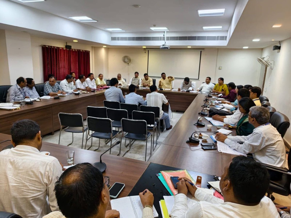 DrMadanMohanJha's tweet photo. बिहार विधान परिषद की शिक्षा समिति की बैठक में शिक्षा विभाग के तमाम वरिष्ठ अधिकारियों की उपस्थिति में राज्य की शिक्षा व्यवस्था और शिक्षकों के हितों को लेकर कई महत्वपूर्ण निर्णय लिए गए हैं। https://t.co/bhWHLfcFwj