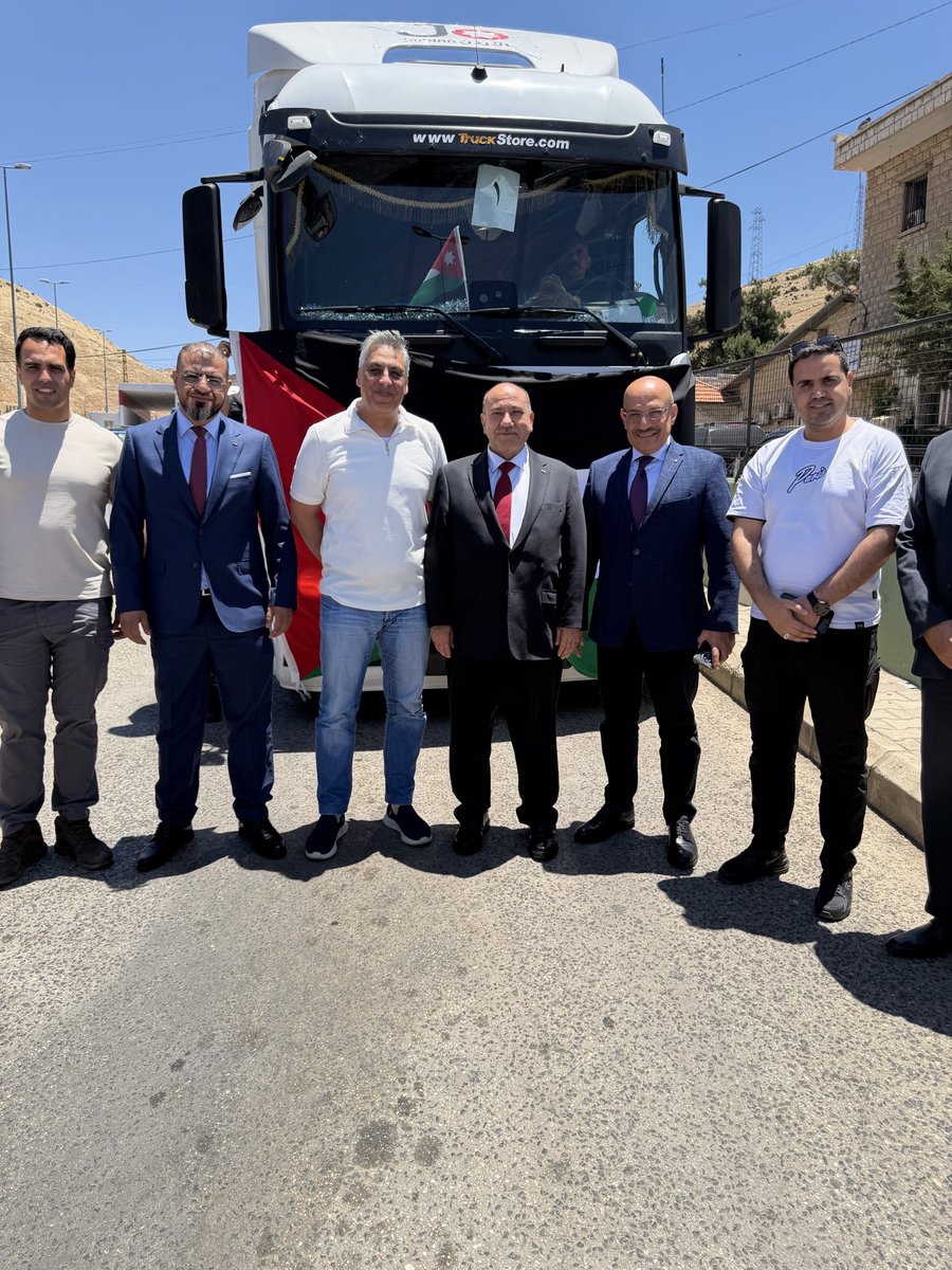WalidAlhadid's tweet photo. تنفيذا للتوجيهات الملكية السامية،استقبلت مع العميد بسام النابلسي ،امين عام الهيئة العليا للإغاثة في لبنان، قافلة المساعدات الاغاثية الثامنة والمكونة من (19) شاحنة تابعة للقوات المسلحة الاردنية، وذلك في اطار الجسر الدولي البري لمساعدة النازحين اللبنانيين . https://t.co/0yTuDSjXuL