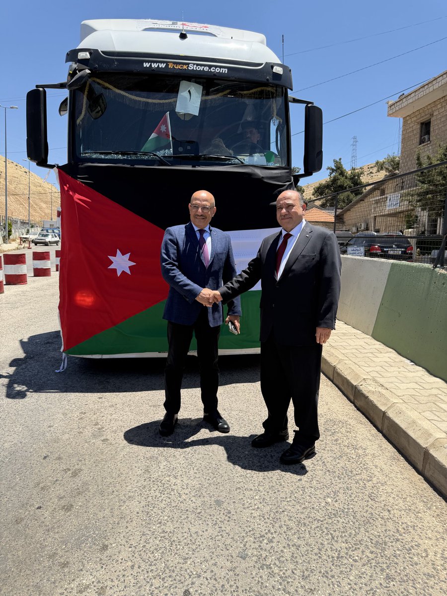 WalidAlhadid's tweet photo. تنفيذا للتوجيهات الملكية السامية،استقبلت مع العميد بسام النابلسي ،امين عام الهيئة العليا للإغاثة في لبنان، قافلة المساعدات الاغاثية الثامنة والمكونة من (19) شاحنة تابعة للقوات المسلحة الاردنية، وذلك في اطار الجسر الدولي البري لمساعدة النازحين اللبنانيين . https://t.co/0yTuDSjXuL