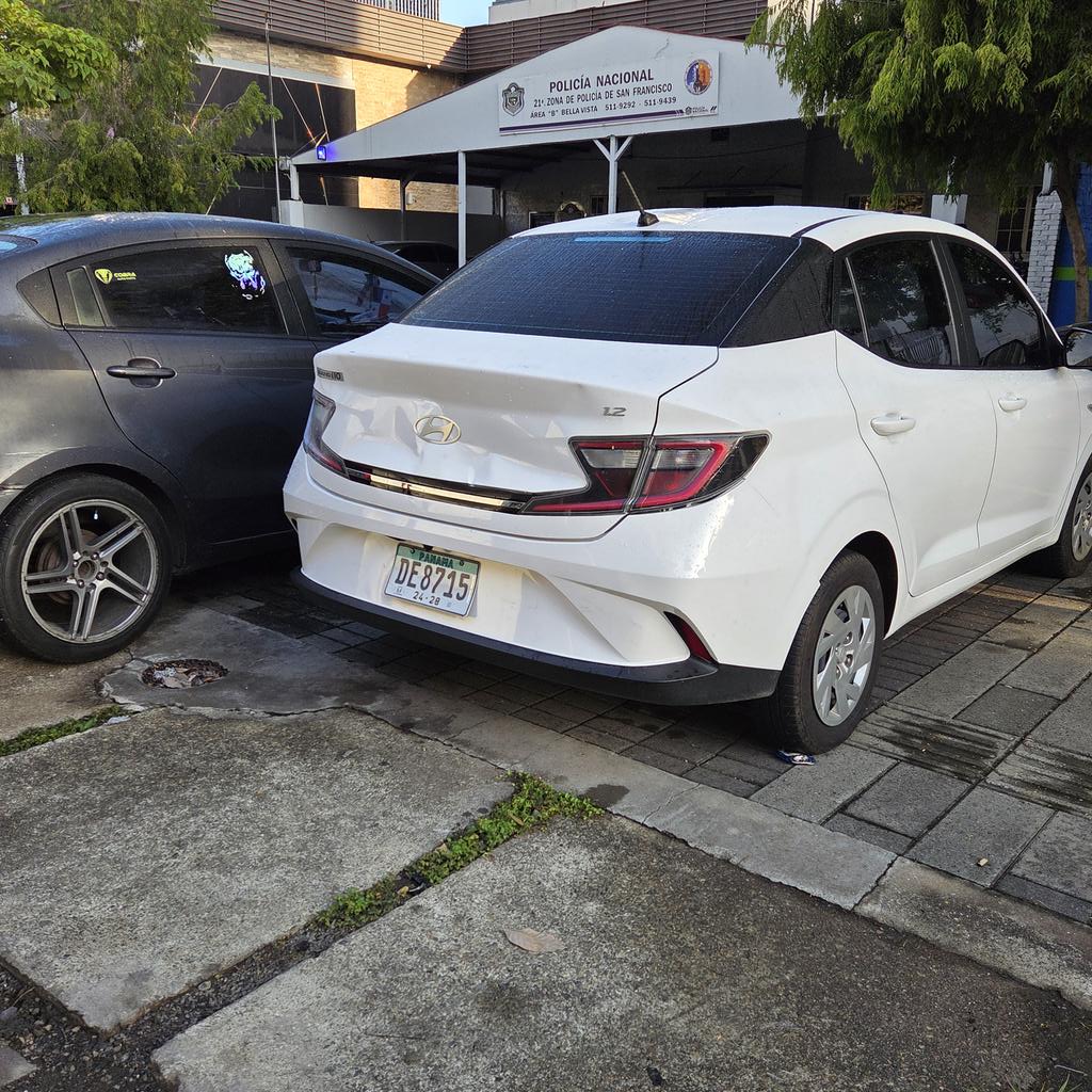 cecimruizrios's tweet photo. En sus narices @policiadepanama los vehículos se estacionan en la acera. 
Calle 49 Bella Vista. https://t.co/JWXZEquZLM