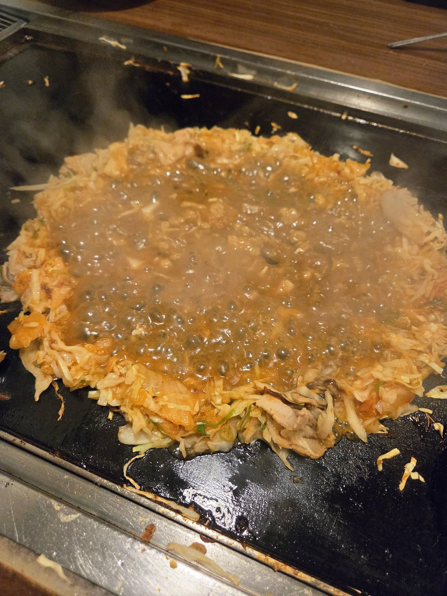 masatosango's tweet photo. 晩ごはんはお好み焼き食べ放題😋
もんじゃ焼き自分で焼くの楽しい笑
上手くできました！🤣 https://t.co/2YGnxZhAUb