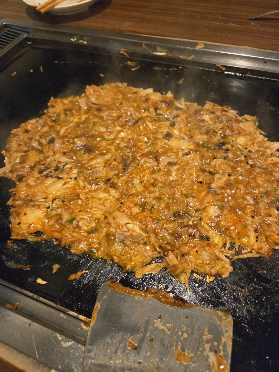 masatosango's tweet photo. 晩ごはんはお好み焼き食べ放題😋
もんじゃ焼き自分で焼くの楽しい笑
上手くできました！🤣 https://t.co/2YGnxZhAUb