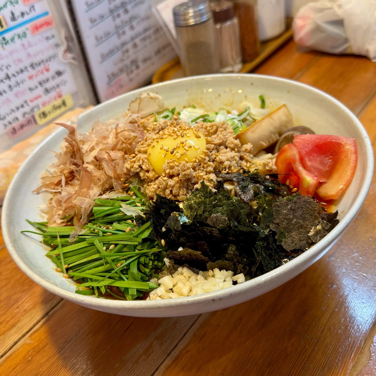 Tetsulow55's tweet photo. らーめん森や。 @ 長沼

🍜森やの辛い混ぜそば
＊大盛り
✨カリフリ豚の背脂
🎁🍰

大好き混ぜそば期間到来~٩( ᐛ )و

美味し過ぎて
脳 &amp; 満腹中枢がバグる︎⤴︎︎⤴︎

1kgくらい麺を食べ続けたい‼︎

よしさん、ちこさん
今日もご馳走さまでした🙇‍♂️ https://t.co/GLUmLdYH2T
