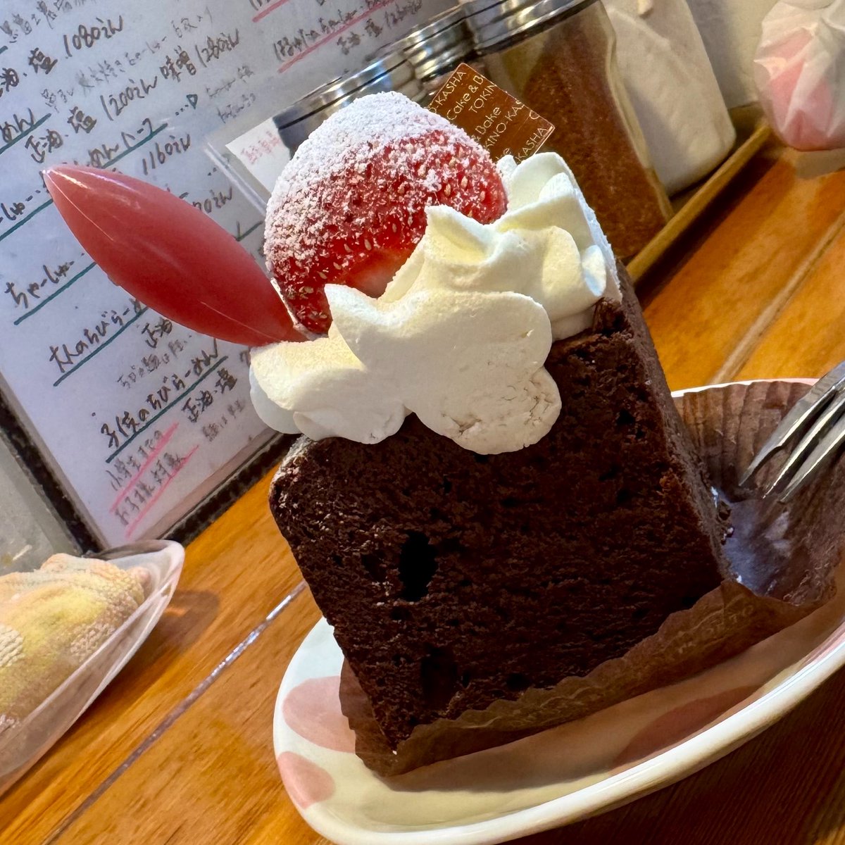 Tetsulow55's tweet photo. らーめん森や。 @ 長沼

🍜森やの辛い混ぜそば
＊大盛り
✨カリフリ豚の背脂
🎁🍰

大好き混ぜそば期間到来~٩( ᐛ )و

美味し過ぎて
脳 &amp; 満腹中枢がバグる︎⤴︎︎⤴︎

1kgくらい麺を食べ続けたい‼︎

よしさん、ちこさん
今日もご馳走さまでした🙇‍♂️ https://t.co/GLUmLdYH2T
