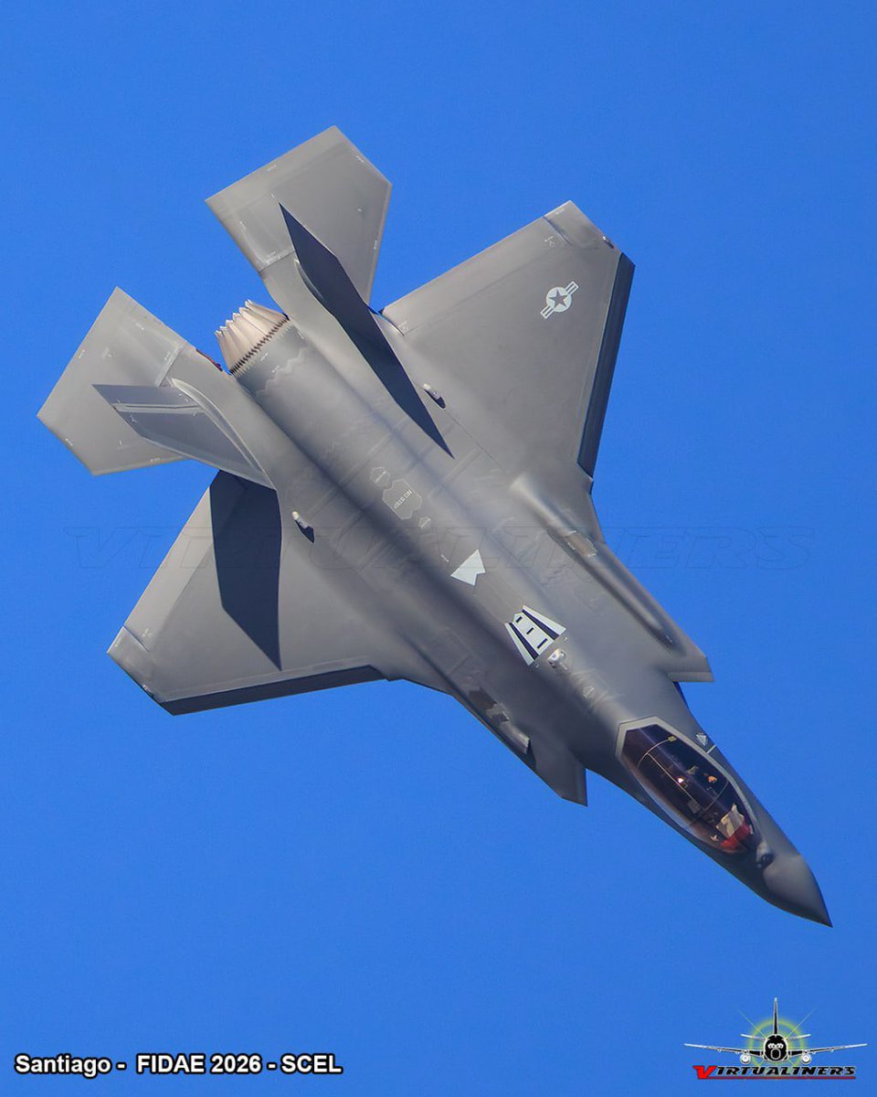 Virtualiners's tweet photo. F-35 Demo Team de la #USAF con su F-35A  Lightning II 22-5722, durante #FIDAE 2026.  Noten la Bandera Chilena sobre el tablero. [#Canon RF 200-800]

Santiago [#SCL/#SCEL] 🇨🇱

#AvGeek  #virtualiners #aviationlovers #aviationgeek #aviationphotography #planespotting #F35 https://t.co/LPhHRe4nJ3