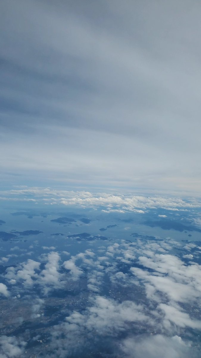 Prairei24's tweet photo. 前回空港で海鮮丼食べた時、ネタが新鮮で美味しくて食べるの楽しみにしてたんだけど今日も美味しかった✨
ご飯食べて、お風呂入って、大浴場の外の休暇スペースから外を見たら、
✈️✈️✈️ここでしか味わえない風景😊
お風呂上がりにセキュリティをぬけ、アイス食べながら搭乗案内を待つ💕
いい休みやった https://t.co/ZQwDyOMhcH