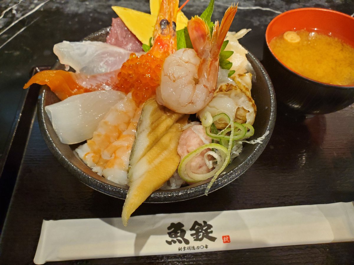 Prairei24's tweet photo. 前回空港で海鮮丼食べた時、ネタが新鮮で美味しくて食べるの楽しみにしてたんだけど今日も美味しかった✨
ご飯食べて、お風呂入って、大浴場の外の休暇スペースから外を見たら、
✈️✈️✈️ここでしか味わえない風景😊
お風呂上がりにセキュリティをぬけ、アイス食べながら搭乗案内を待つ💕
いい休みやった https://t.co/ZQwDyOMhcH