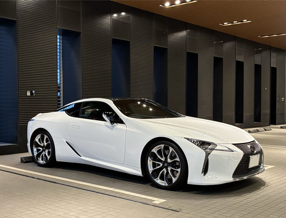 por_0102's tweet photo. #LEXUS  #LC500
販売終了したLC500🐯
4回目の車検でディーラーへ😎
未だ走行12519㌔😅
今後5L V8なんてもう販売されないんだろうな〜🤔
あまり乗ってあげられて無いけど乗ると楽しい✨ https://t.co/Edh9Yi04js