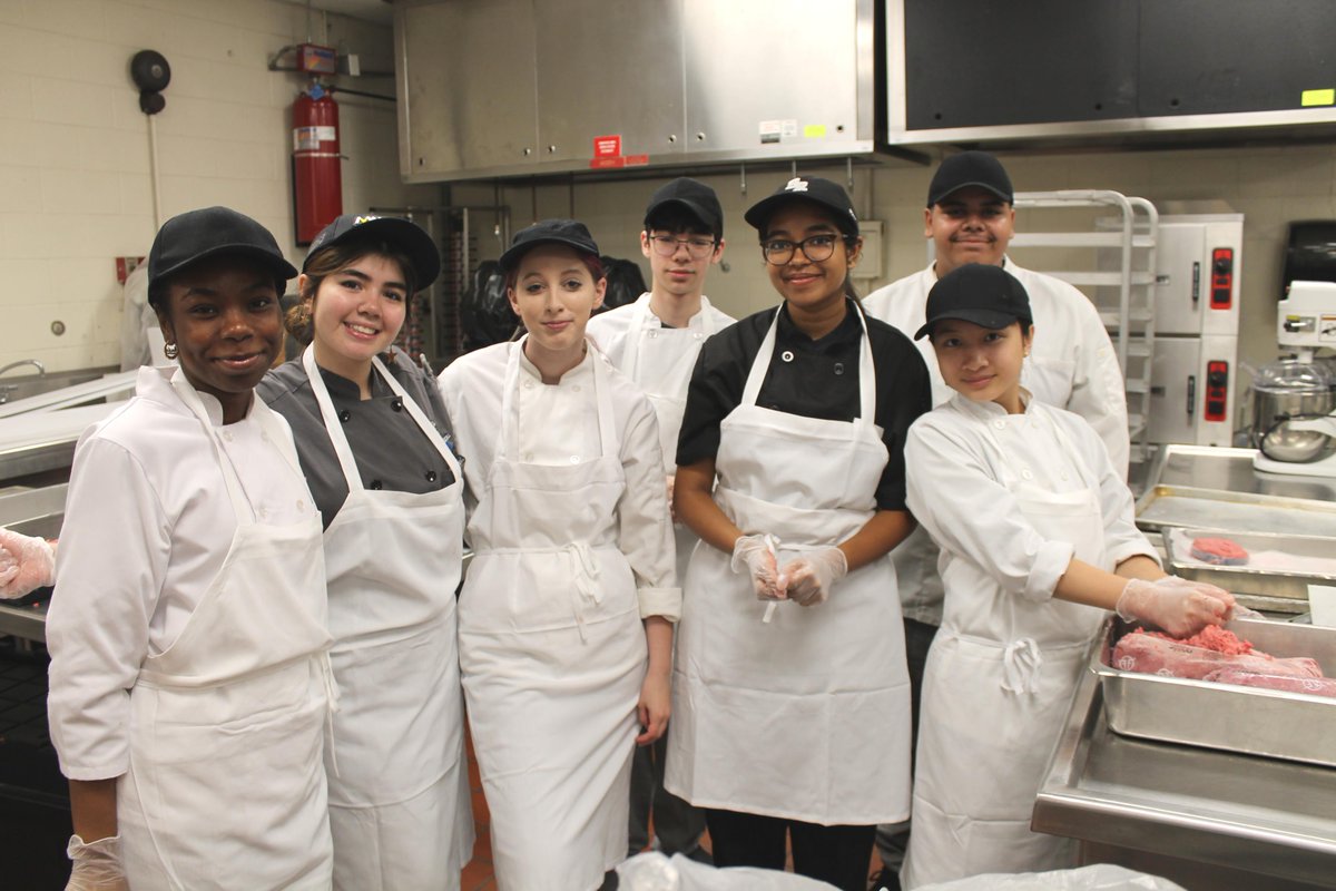 SCVTHS's tweet photo. 🍔🌭☺️A special THANK YOU to our Culinary Arts students for prepping the food for today's staff picnic! Learn more about our Culinary Arts program here: https://t.co/H9iflMx1Qb https://t.co/Z3XMB2cRnz