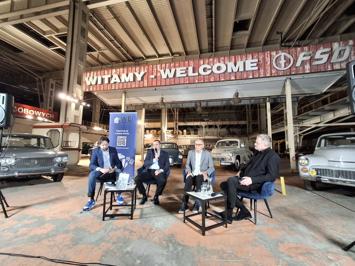 okamdeveloper's tweet photo. W dawnej #FSO rozmawialiśmy o historii polskiej motoryzacji, realiach #PRL i II wydaniu książki „Kolebka polskiej motoryzacji”. To właśnie tutaj powstaje dziś @FSOPARK - nowy rozdział w historii Pragi Północ.

#OKAM #FSOPARK #PragaPółnoc #PolskaMotoryzacja #MuzeumWFabryce https://t.co/JCri4UD63P