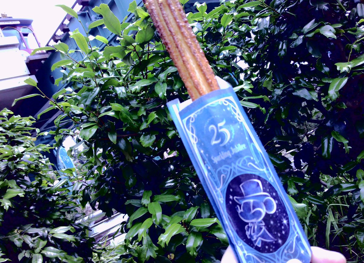 cdcd_orisu433's tweet photo. 先日のインで食べたもの達🍴
25周年ミッキーマカロンは、クリームがミルキーみたいな味がして美味しかった💓
デリのサンドはパンが最高に美味しくて、ひんやりチュロスは周りがサクサクで中のクリームも冷たくて暑い中食べたのが最高だった🎶 https://t.co/TVVH71t16l