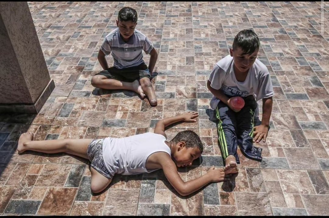 _Tugba_a's tweet photo. Savaşın en ağır bedelini, uzuvlarını kaybeden masum çocuklar ödüyor.
 Akranları gibi koşup oynamak isteyen Gazzeli çocukların tedavi ve protez ihtiyaçlarına ses olmalıyız.
 Onların yaşama tutunma mücadelesini yalnız bırakmayalım! 
 #GazzeİçinSesOl https://t.co/MMP3YTSzYG