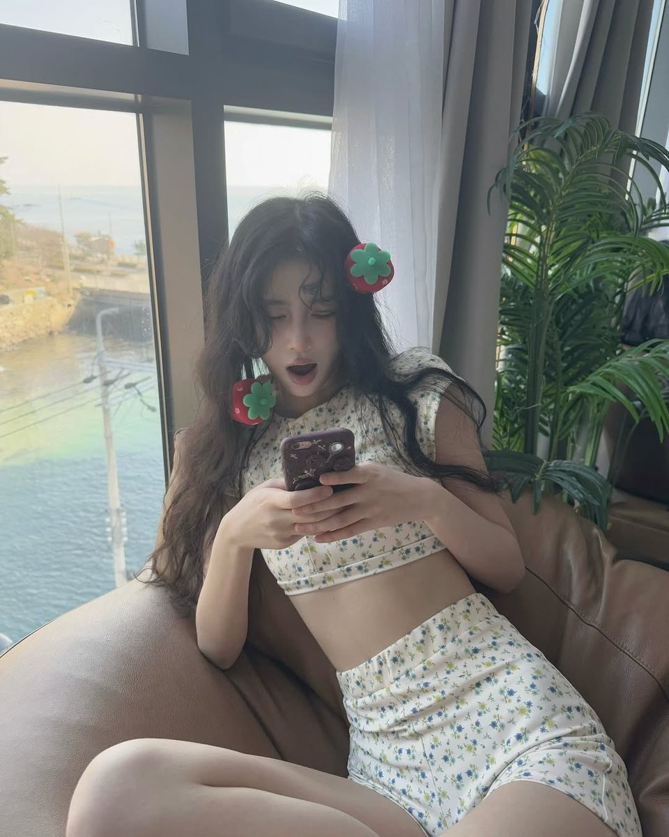 Hostqqed's tweet photo. #Strawberryprincess 
      Good morning oomfs I missed everyone, today I’m going on a trip to the beach- definitely going to be blasting my music in my ears while in the backseat + bought this cute sonny angel 🍓🤍 https://t.co/MgNcQY12he